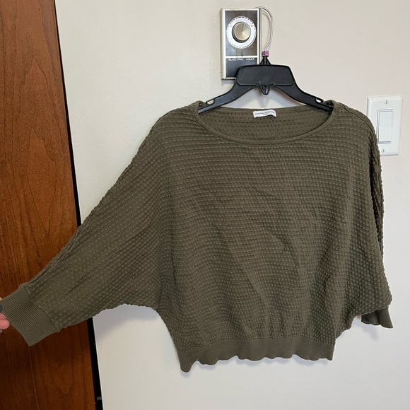 Green Sweater - Picture 1 of 4